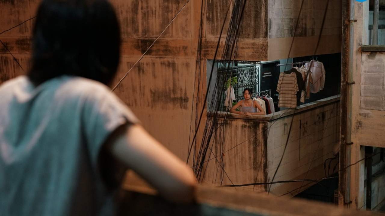 แฟลตเกิร์ล ชั้นห่างระหว่าง เ ร า - Flat Girls